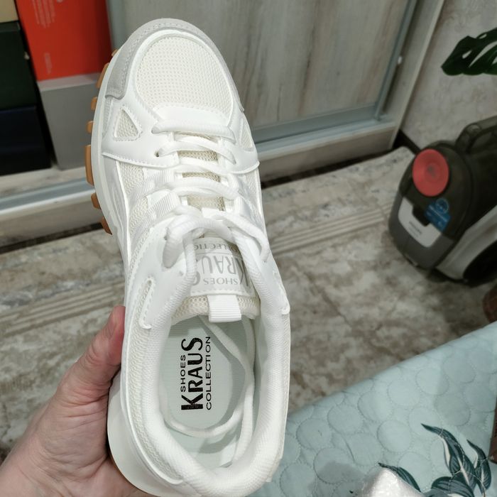 Продам кроссовки женские