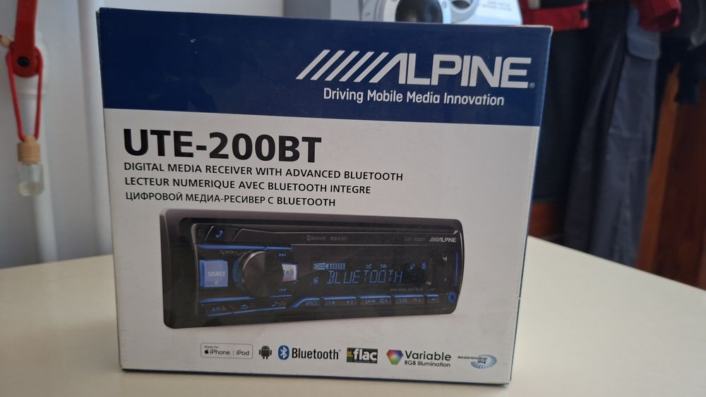 Radio cu Usb și Bluetooth Alpine UTE - 200 BT