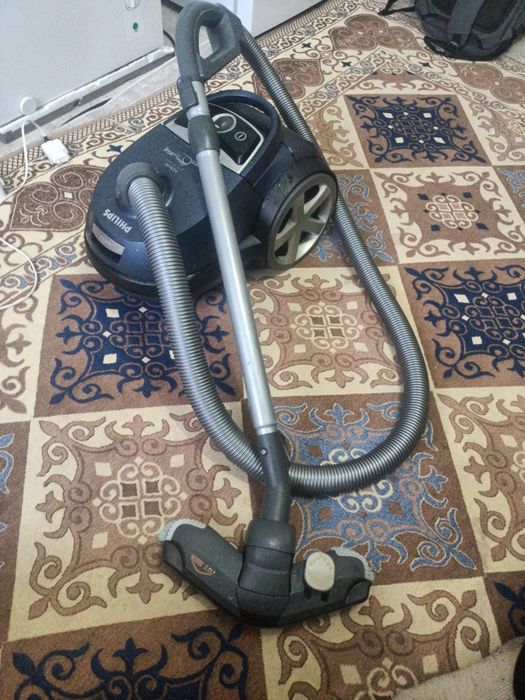 Продам на запчасти пылесос Philips