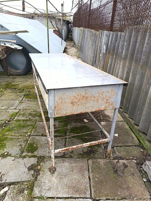 Vând masa de inox cu picioare de fier are 2 .10 m  800 Ron