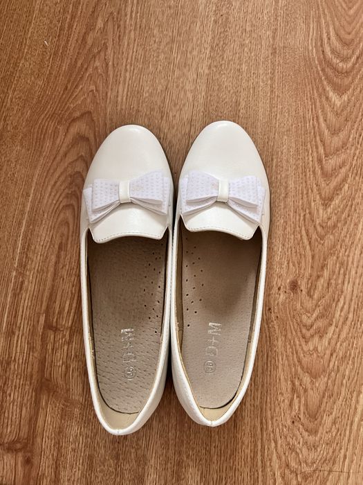 Продаю белые балетки с бантиком