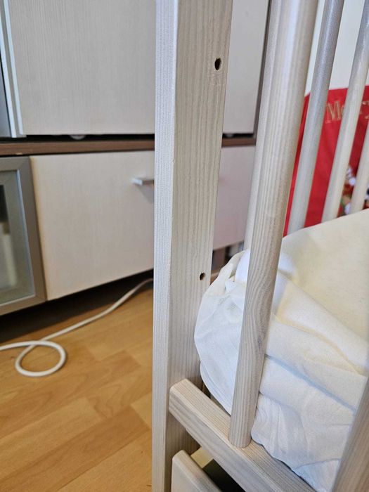 Patut din lemn masiv 120x60 cm cu sertar cu capac, somiera reglabila pe 3 nivele, include saltea cocos