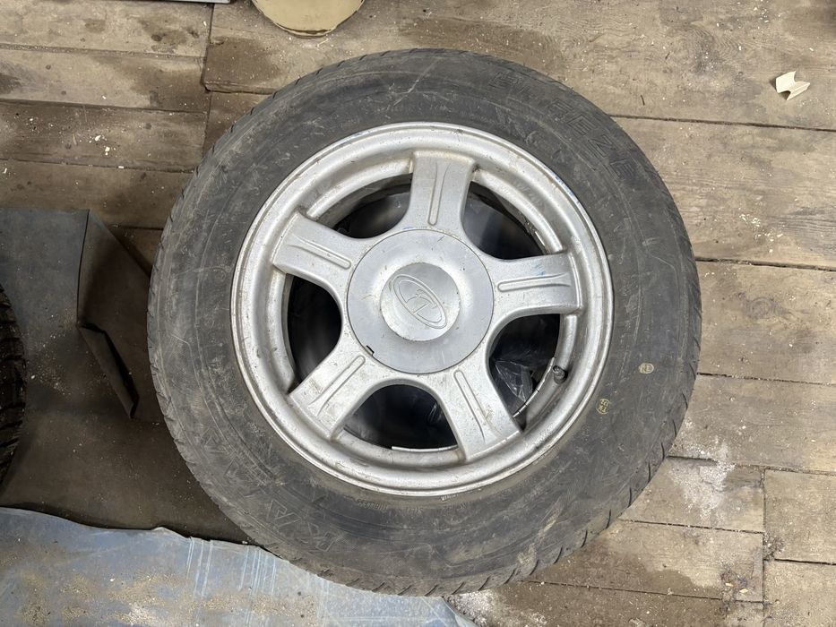 Продам пару дисков с шинами 14R от приоры