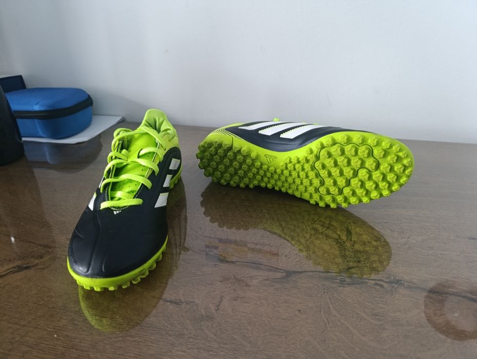 Acestea sunt ghete de fotbal Adidas Copa Pure III Club TF de culoare verde neon și negru.
Mărimea40