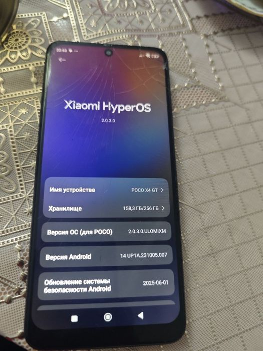 Poco продаю в хорошем состоянии из минусов экран чуть-чуть сломан