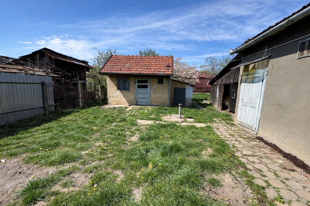 Casa pe colt 8 camere,teren 650 mp de vanzare zona Padurii front mare