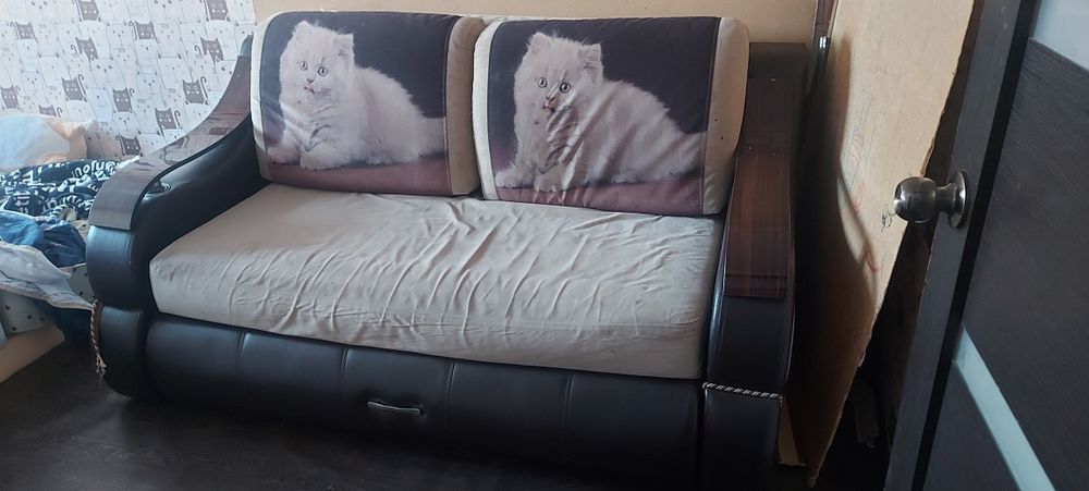 Отдам даром диван.