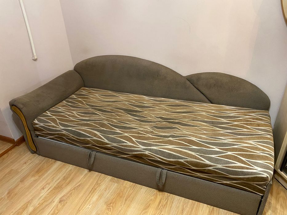 Диван со скрытными полками