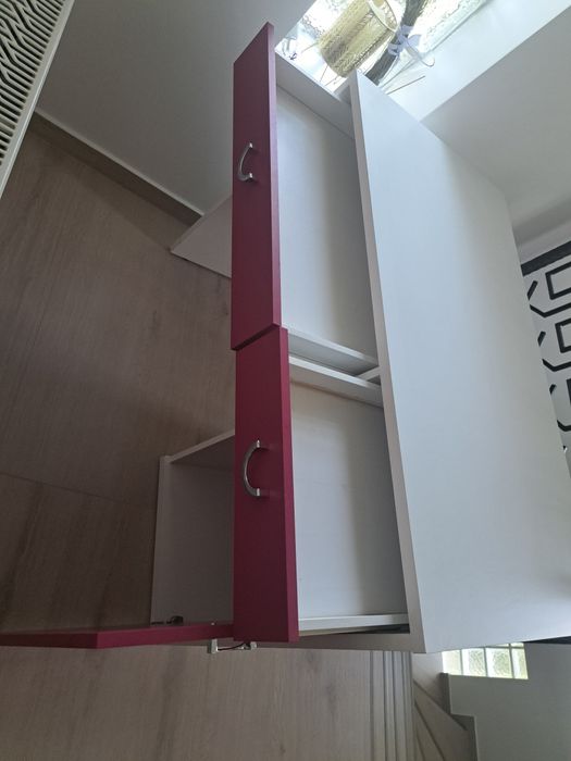 Vând birou fata alb cu roz,însoțit de scaun Ikea