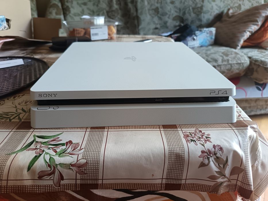 Продавам бял ps4 с 3 игри и контролер