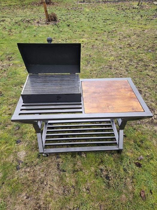 Метално барбекю с плот