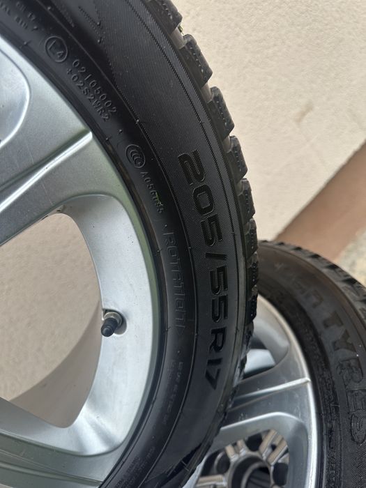 Jante orginale Mercedes cu anvelope de iarna 205/55R17 Nokian