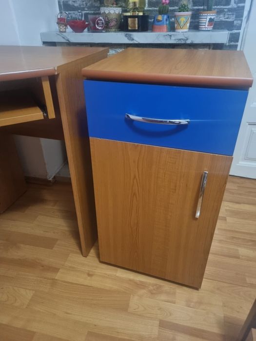 Birou de colț cu dulap, este dezasamblat, sa se poata lua usor.