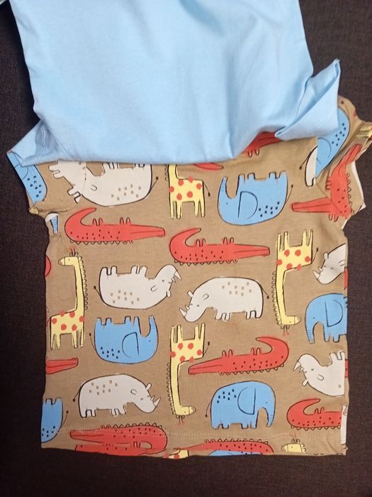 Vând tricouri bebelusi