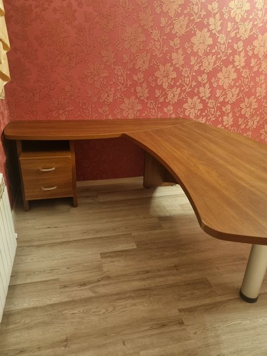 Офисный стол руководителя