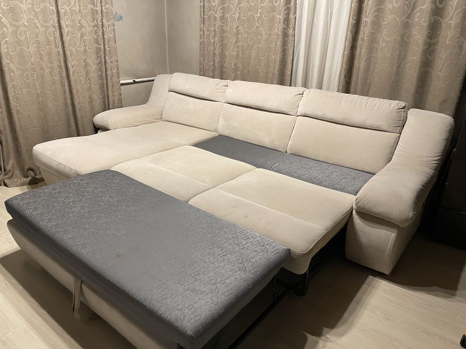 Диван угловой светлый