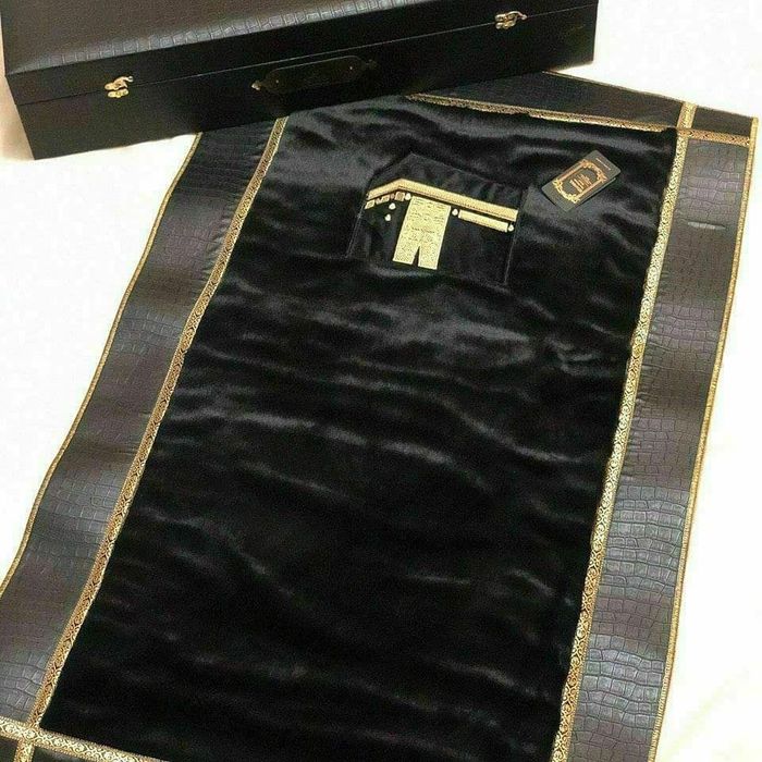 Кожа чемоданда катта мехли жойнамоз.