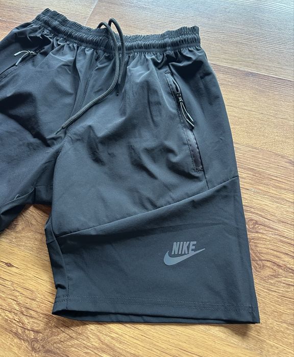 Мъжки,шушлекови,черни къси панталонки Nike с ципове на джобовете