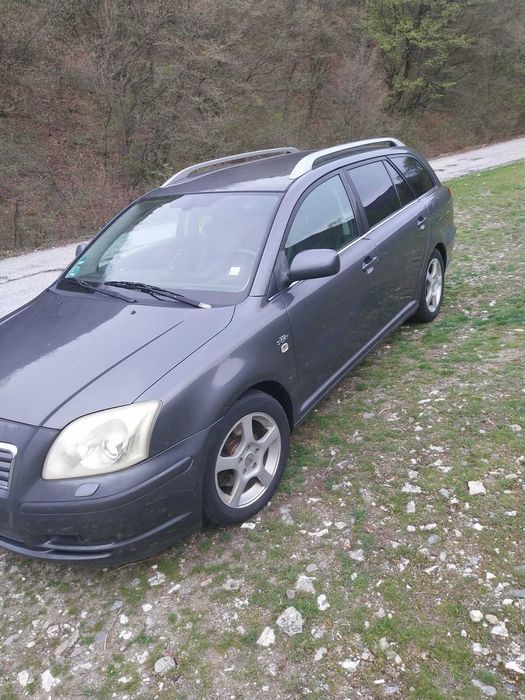 Продавам Тойота Авенсис