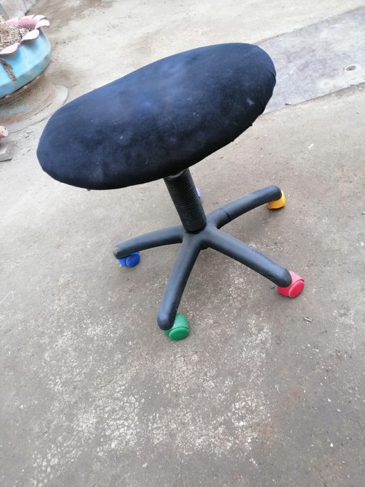 Б/у стул для мастера.