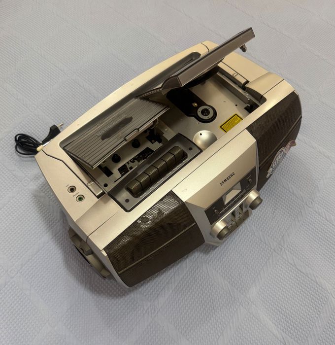 SAMSUNG стерео касетофон с компакт диск и супер бас