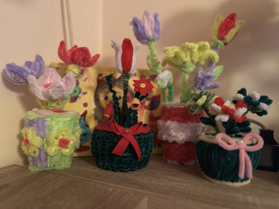 Ръчно изработени цветя и кукли
