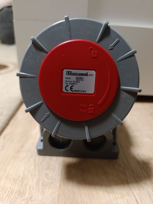 Трифазен червен евро контакт за монтаж на стена  IP67 3P+N+Е 63A