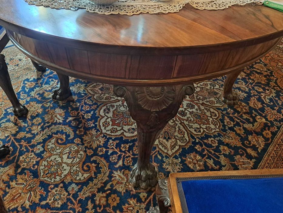 Vand mobilier din secolul 20.