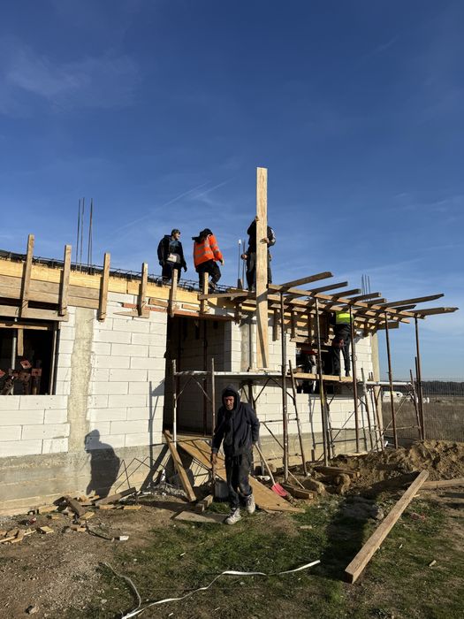 Construim case la rosu/gri/la gata