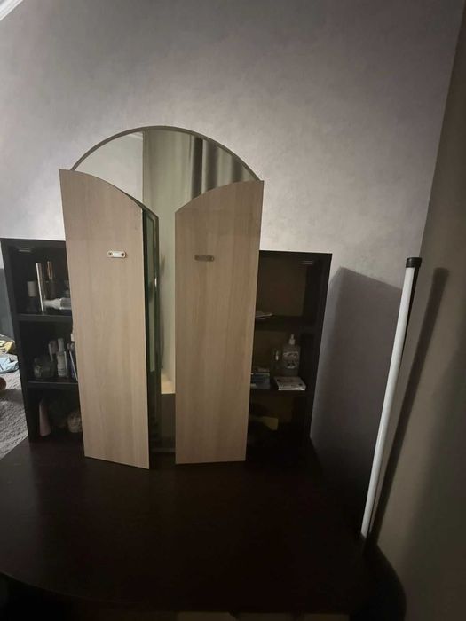 Трюмо с зеркалом