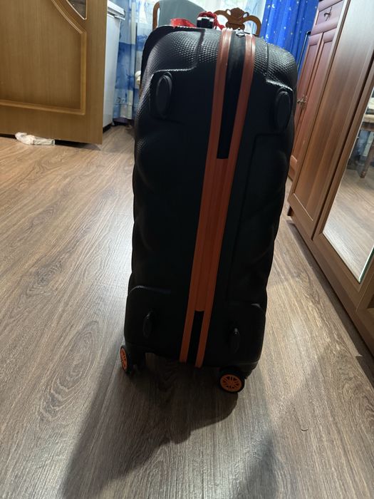 Продаю чемодан среднего размера