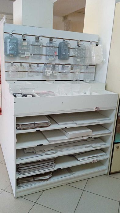 Торговый стеллаж с полками