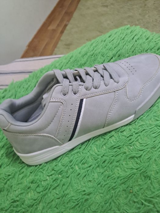 Продам кроссовки мужские 40 р