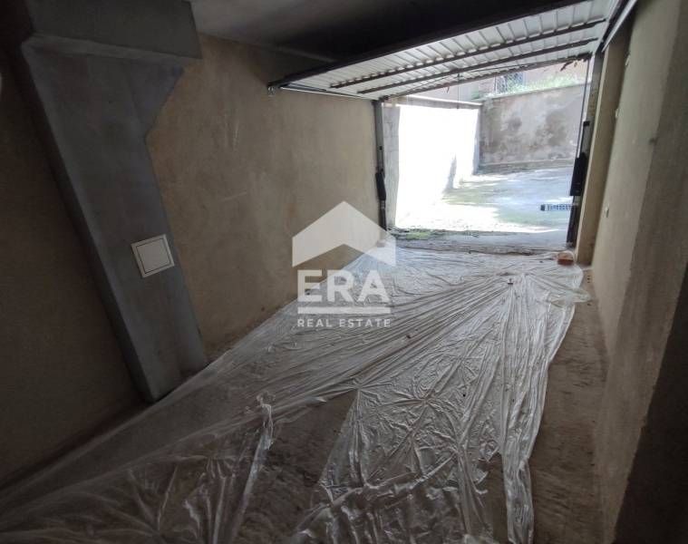 Ексклузивни партерен гараж и открито паркомясто за продажба, в тухлена