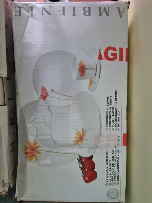 4 seturi veselă a câte 30 bucăți