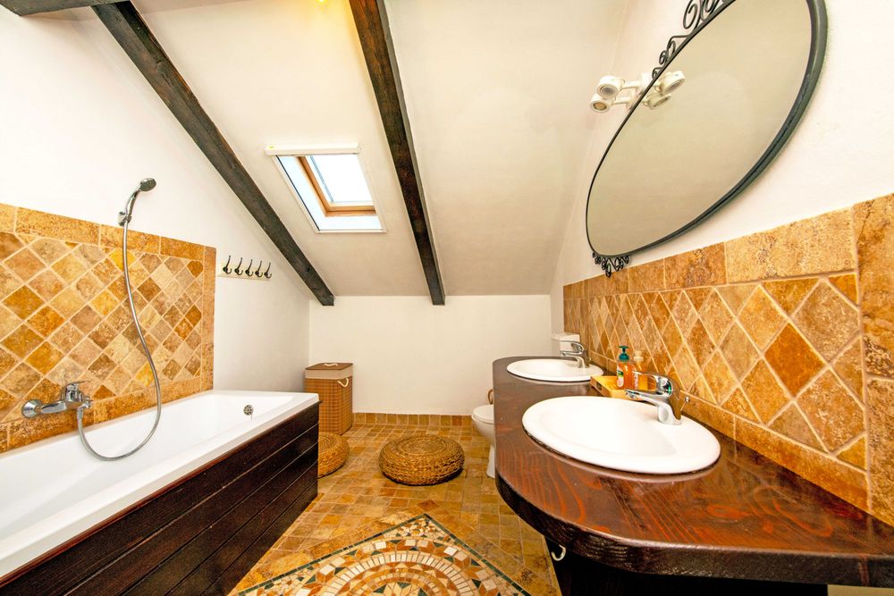 Proprietar inchriez casa In Sanmihaiu Roman| Fotovoltaice 6kw | 4 dormitoare | gradina tip oază de verdeață