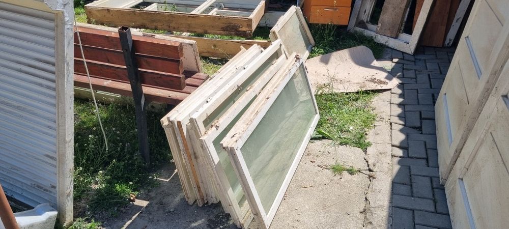 Vând pachet materiale folosite din renovare,. Uși , geamuri și  rolete de geam.