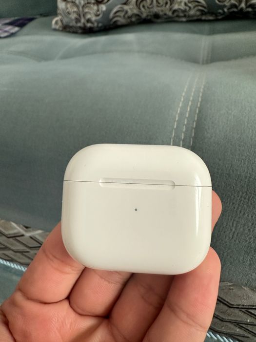Б/у кейс AirPods 3