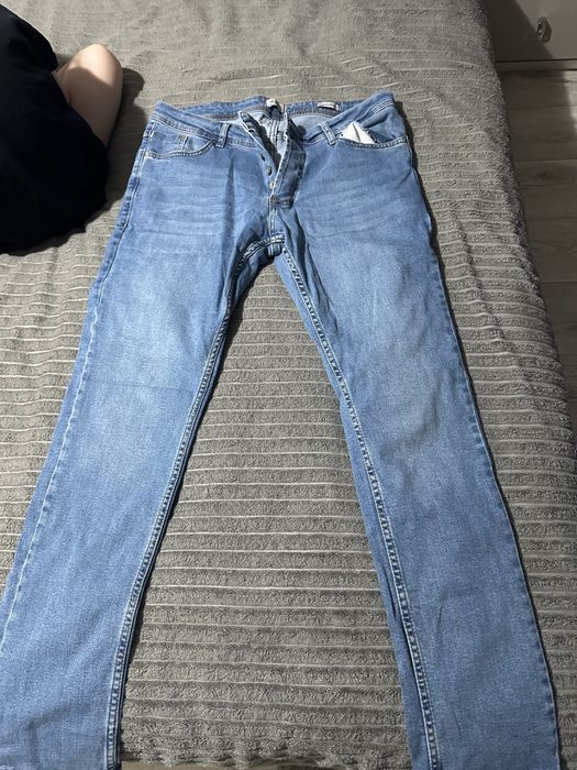 Два мужских джинс