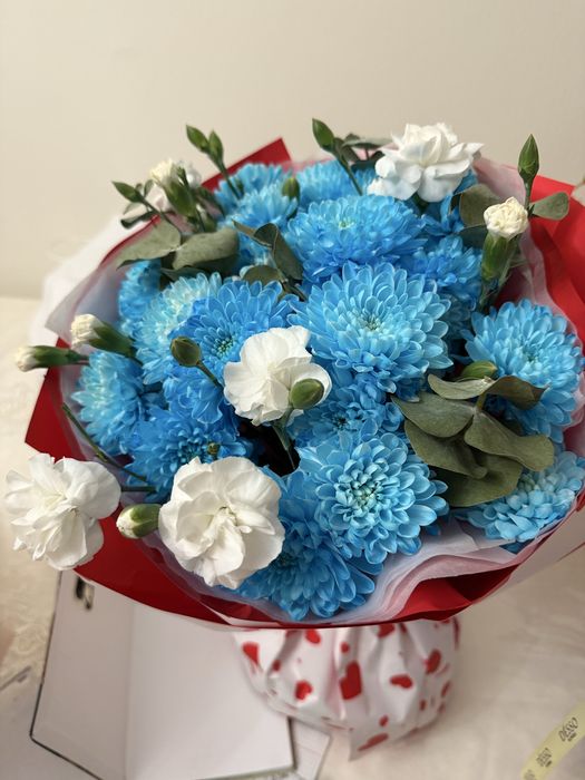 Яркик хризантемы с белыми гвоздиками