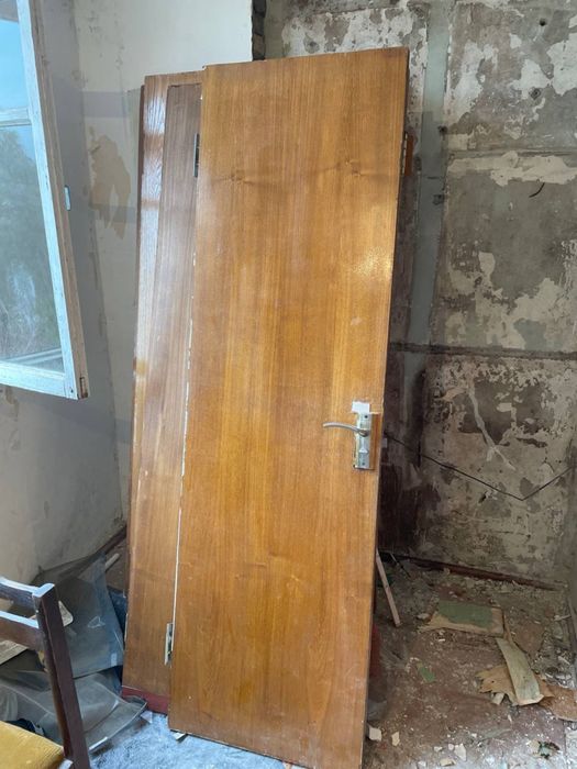 Продаются   деревянные   двери.   Б/у