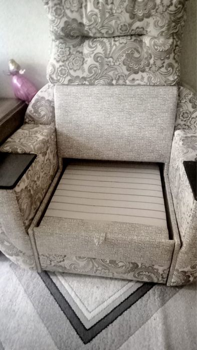 Продается угловой диван и кресло