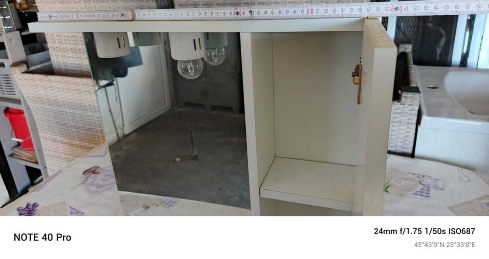 Dulap baie cu oglindă și lumina