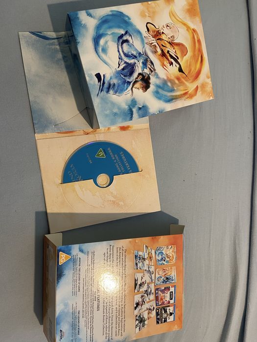 Кутия и бонус диск от avatar aang and korra blu ray