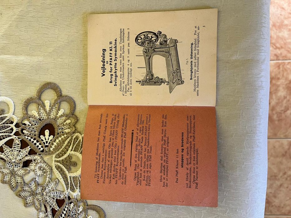 Acesta este o mașină de cusut Pfaff 11 de epocă