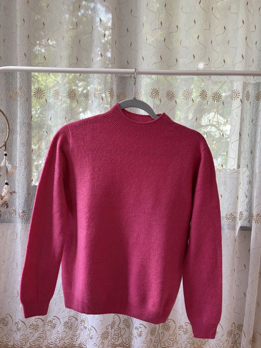 Пуловер от мека вълна наподобяваща кашмир