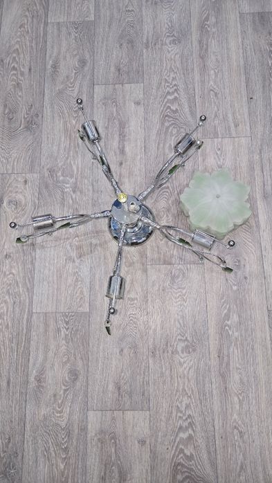 Люстра на шесть лампочек.