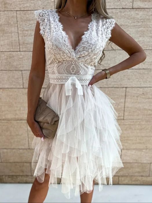 Ефектна дантелена рокля с тюл