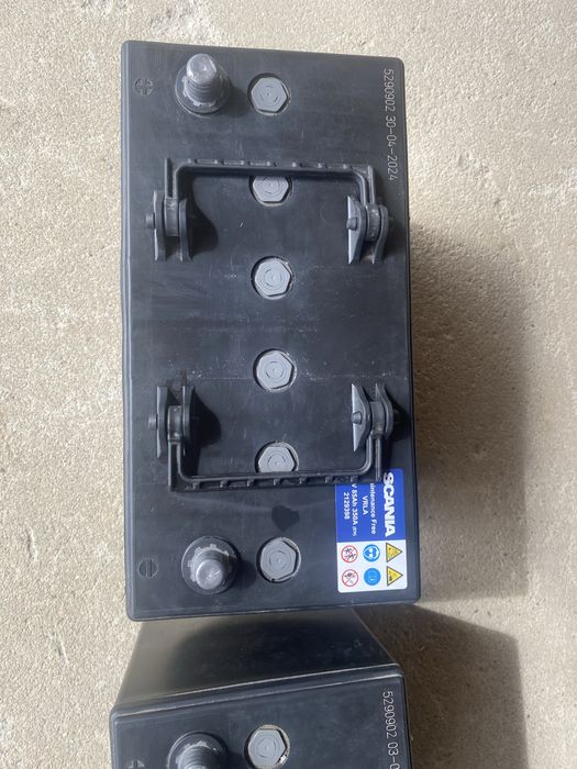 Vand doua baterii 12v