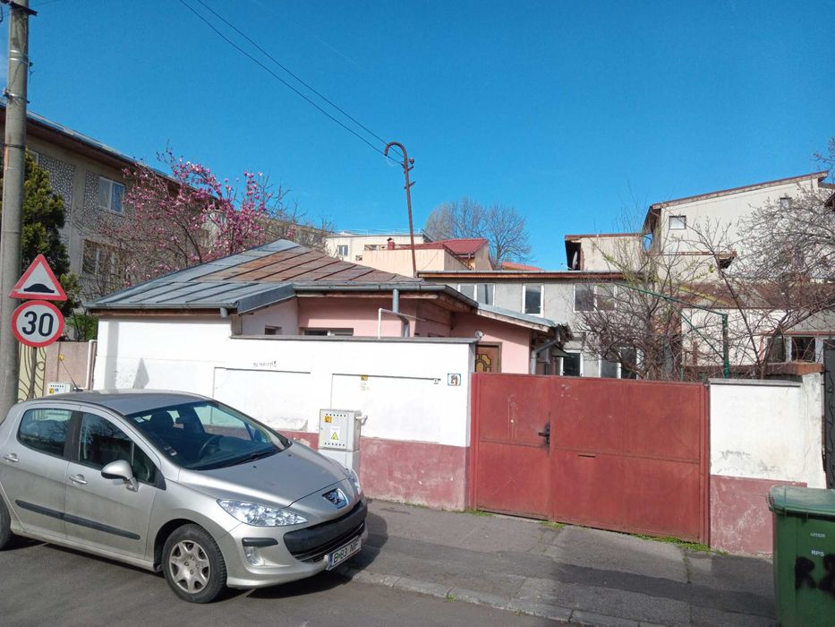 Casa de vanzare in Domenii. 246 mp teren, deschidere 10m, POT 65%